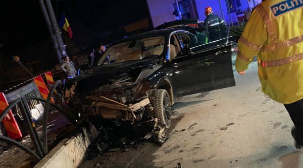 O mașină în care erau înghesuiți 9 români a intrat într-un cap de pod