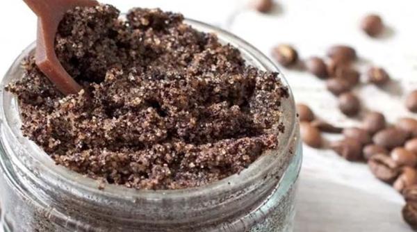 Amestecă o linguriță de cafea cu una de miere și 3 picături de vitamina E. Aplică crema sub ochi, iar rezultatul va fi peste așteptări