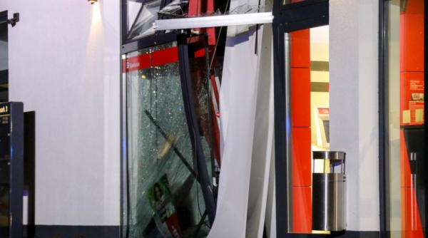 Germania. Trei români au aruncat în aer un bancomat, dar au plecat cu buzunarele goale