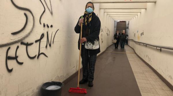 Povestea Constantinei impresionează Italia: Românca face curățenie lună, în fiecare zi, în pasajul în care cerșește