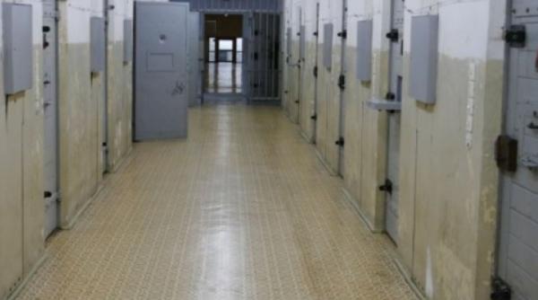 Român, în scaun cu rotile, luat pe sus de polițiști și dus la Penitenciar. Bărbatul și-a înjunghiat fratele de mai multe ori 