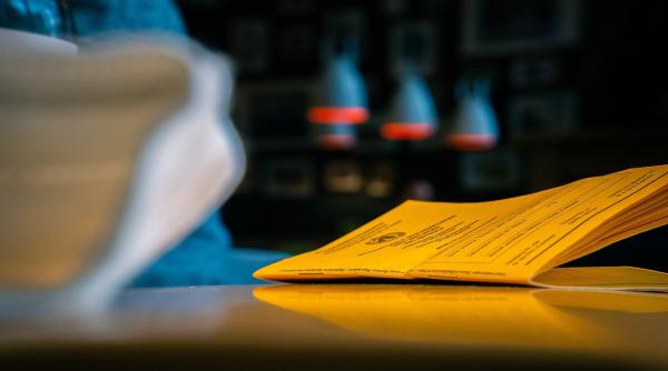 Expert din Danemarca: În două luni putem reveni la viața normală. Omicron ajută la oprirea pandemiei