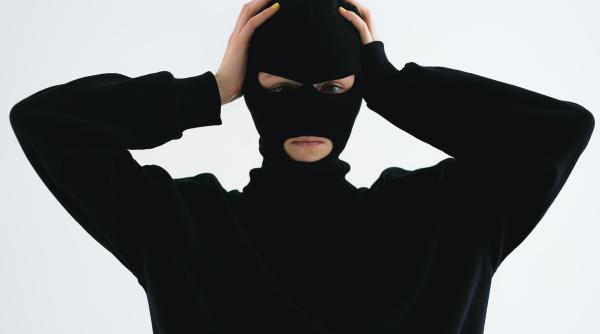 Italia. Un hoț român care a încercat să spargă locuința unei primărițe, prins în trafic de Garda Financiară