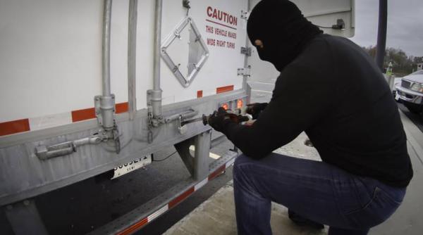 Belgia. Camion românesc, încărcat cu echipamente electrice scumpe, golit de hoți: „Au scos plăcuțele românești si au pus altele, false, belgiene“