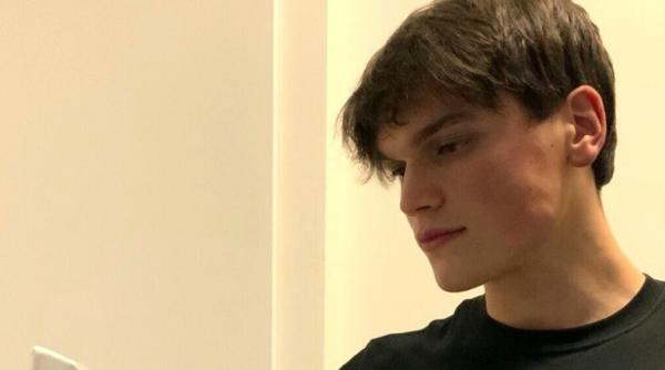 Italia. Un român de 19 ani uimește lumea medicală prin inventarea unei noi măști de protecție. Viorel este asaltat de producători