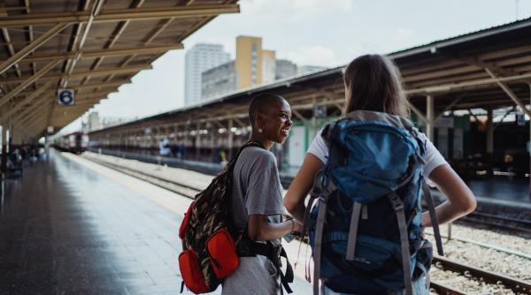 Peste 2.300 de tineri români vor primi permise de călătorie pentru a explora Europa cu trenul