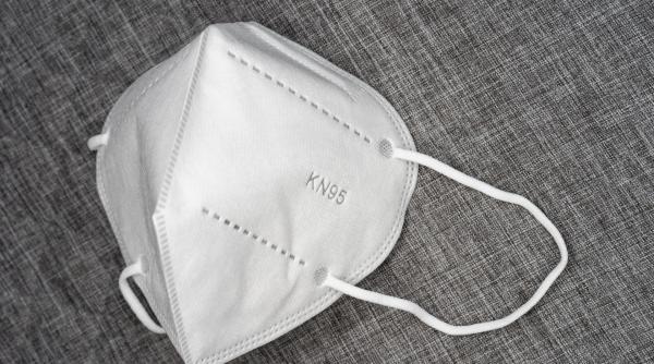 Românii s-au înghesuit să cumpere măști FFP2, deși acestea nu sunt obligatorii prin lege, ci doar recomandate