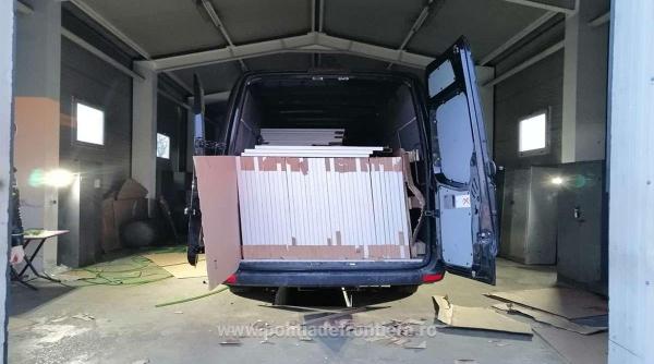 Trei bărbați, care au furat panouri solare din Spania în valoare de peste 320.000 de lei, au fost prinși la frontieră