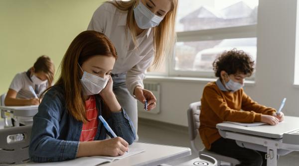 Austria schimbă regulile: Școlile se redeschid, elevii şi profesorii - testaţi de trei ori pe săptămână