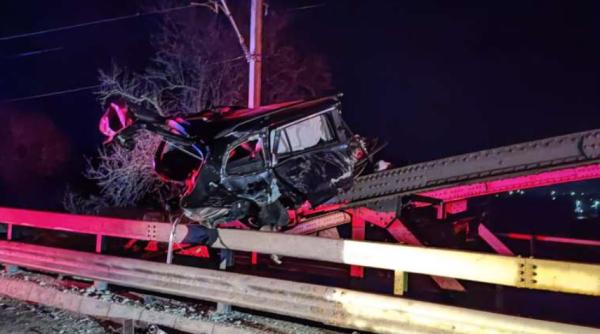La un pas de tragedie în Bacău: O maşină rămasă pe calea ferată în urma unui accident rutier, lovită de un tren personal