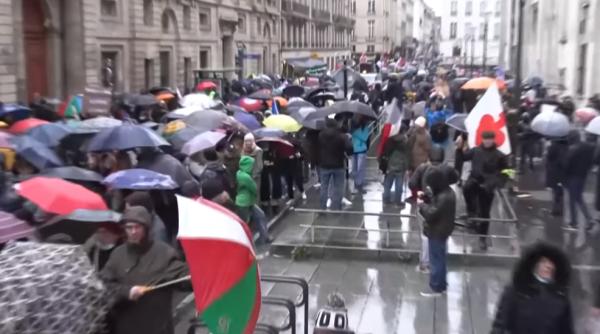 Proteste de amploare în Franța. Manifestanții anti-vaccin, mesaj pentru Macron: "O să vă enervăm!"