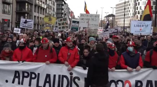 Câteva mii de oameni au ieșit în stradă la Bruxelles împotriva restricţiilor sanitare - VIDEO