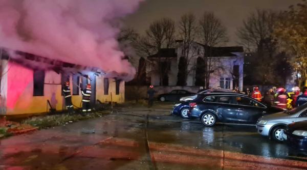 Incendiu de proporții într-o clădire dezafectată din Slatina. Nouă mașini distruse