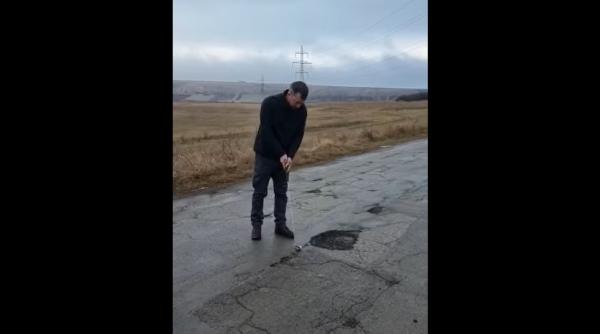 Românii au început să joace golf pe un drum, în semn de protest față de gropile din asfalt - VIDEO