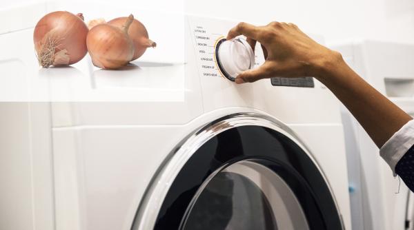 Bagă o ceapă în mașina de spălat. Trucul genial la care nu te-ai gândit vreodată