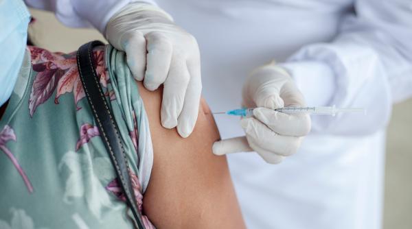 Italia. Asistent medical, arestat după ce a “vaccinat la chiuvetă” zeci de persoane. 400 de euro pentru o seringă goală