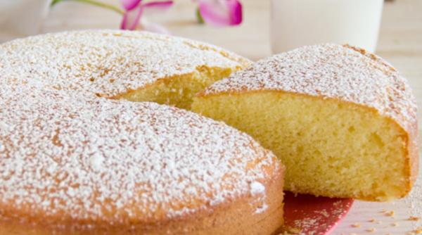 Prăjitura cu lapte cald: E pufoasă ca un nor și are un gust divin. Ai nevoie doar de 6 ingrediente 