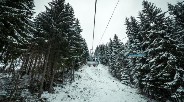Un copil de 6 ani a căzut din telescaun de la 4-5 metri înălţime, în Poiana Brașov