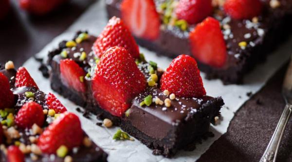 Cea mai tare prăjitură cu ciocolată fără coacere e gata în câteva minute. Copiii te vor iubi pe loc, adulții vor exclama "Wow!"