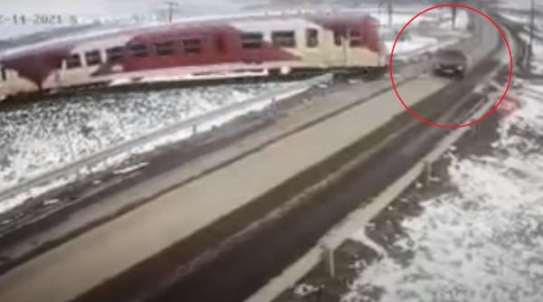 Maşină lovită de tren la ieşirea din municipiul Vaslui: O româncă a fost transportată la spital