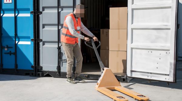 Patronul român al unor firme de TIR-uri, furturi din coletele Amazon. Era ajutat de șoferii de camion pe care-i angaja. Prejudiciu uriaș