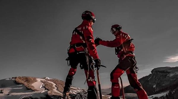 Români surprinși de avalanșă. Salvamontiştii, aproape de locul în care aceştia sunt blocaţi
