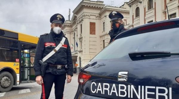 Italia. Un român a spart parbrizul unui autobuz, după ce șoferul i-a închis ușa în nas. Încătușat după ce și-a ieșit din minți