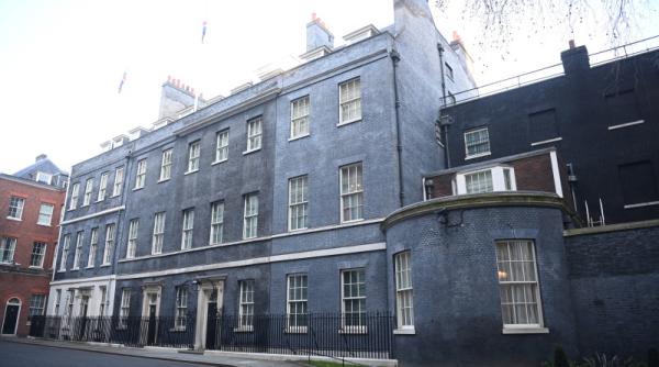 Petreceri controversate. Cabinetul premierului britanic prezintă scuze Casei Regale