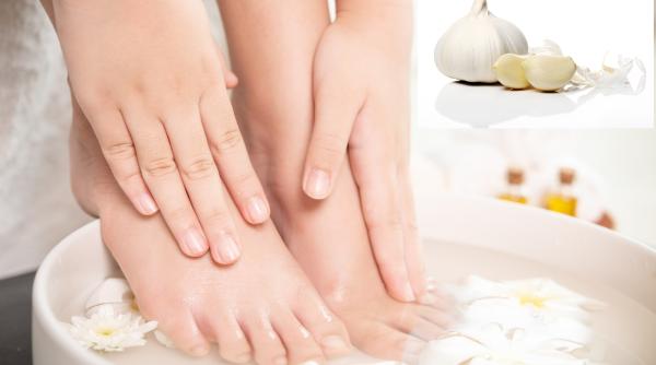 Puneți într-un lighean apă și usturoi tocat, iar apoi înmuiați picioarele câteva minute. Face minuni! Cele mai populare trucuri cu usturoi