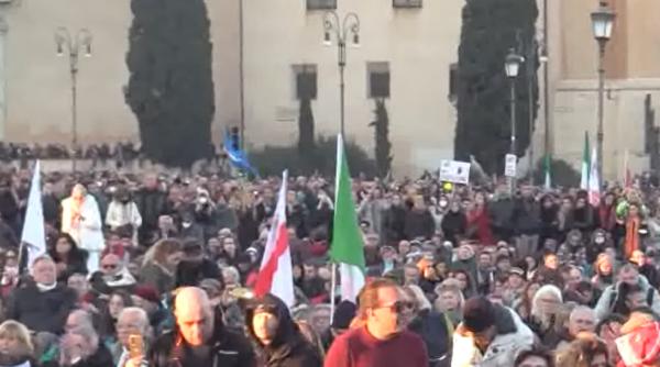 Proteste violente în Italia: Momente de tensiune şi mai multe îmbrânceli cu poliţia - VIDEO