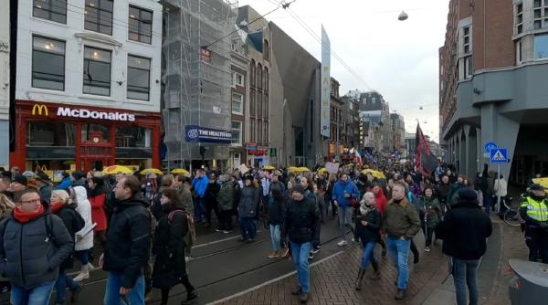 Mii de oameni au protestat în Olanda împotriva politicilor guvernului de combatere a pandemiei: „Să revenim la normalitate acum!”