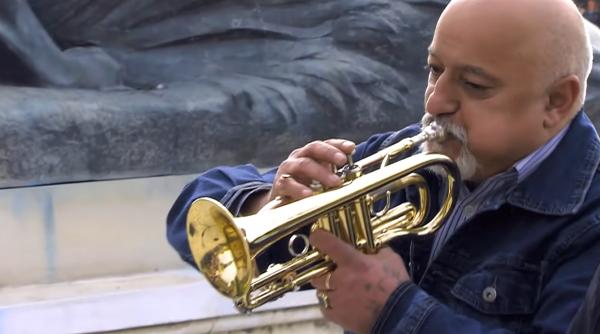Spania. Povestea unui muzician român, iubit de trecători și alungat de vecini: „Cânt ca să câștig bani să pot plăti chiria și să-mi întrețin familia” - VIDEO