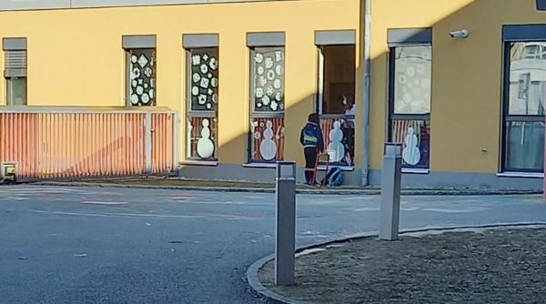 Caz controversat într-o școală din Austria: Copil de 9 ani, examen în frig pentru că nu purta mască