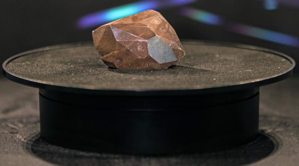 Un diamant negru de 555 de carate, cel mai mare de acest tip, va fi scos la licitaţie