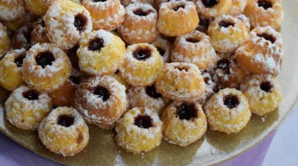 Brioșe cu iaurt cu gem. O rețetă rapidă, delicioasă și aromată