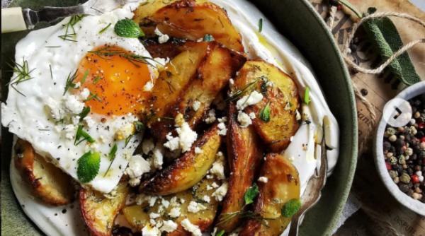 Cartofi copți cu ou și iaurt. Mâna sus cine a mâncat așa în copilărie!