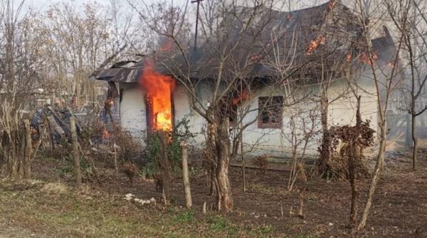 Româncă, cu probleme locomotorii, arsă de vie în incendiul care i-a cuprins locuința