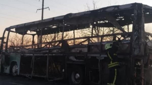 Un autocar cu pasageri, pe ruta Chișinău-București, mistuit de flăcări