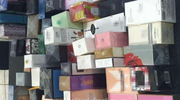 Automobil, burdușit cu parfumuri contrafăcute. Poliţiştii de frontieră au confiscat toată marfa