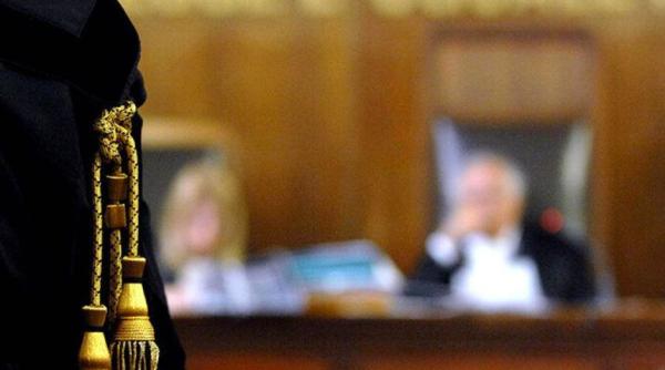 Italia. Un bătrân, ținut prizonier, timp de zece ani, de o familie de români: A fost jefuit și obligat să mănânce resturile de la masă