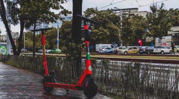 Italia. Un român a furat o trotinetă electrică dar a căzut cu ea după doar câțiva metri. Poliția l-a găsit accidentat pe asfalt