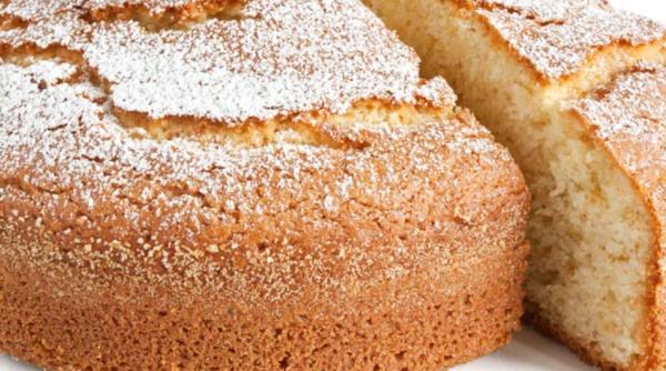 Prăjitură pufoasă cu iaurt. O rețetă ieftină, simplu de făcut, iar rezultatul e delicios