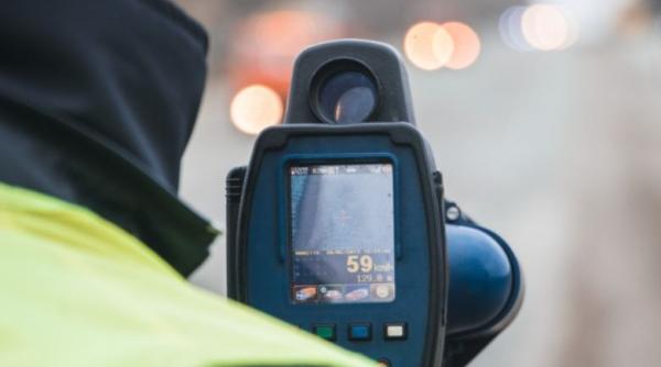 Român, urmărit internațional, reținut de polițiști, după ce a fost surprins de radar. Bărbatul gonea cu peste 100 de km într-o localitate  