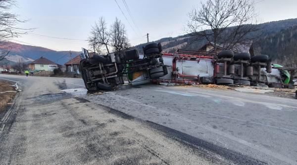 Români evacuați din case după răsturnarea unei cisterne cu xilen. Pericol de explozie