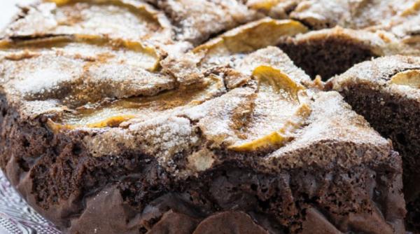 Tartă cu mere și ciocolată, moale ca un nor. Un desert senzațional, gata în 5 minute