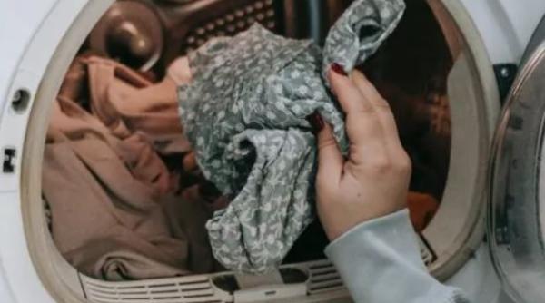 Ai uitat un șervețel de hârtie în mașina de spălat? Iată un truc genial care te ajută să îndepărtezi resturile de pe haine