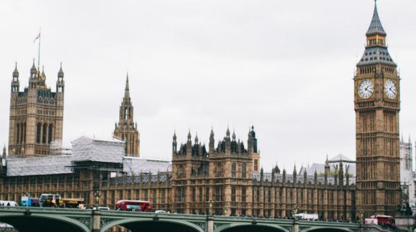 O deputată britanică susţine că a fost remaniată din guvern pentru că e musulmană