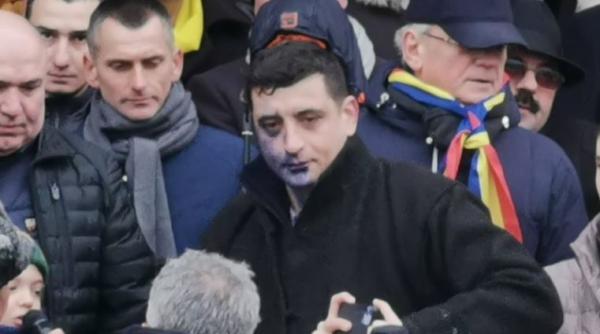 George Simion, atacat de manifestanții de la Iași. Liderul AUR, mânjit cu cerneală pe față