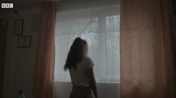 Reportaj BBC: Copii români, „crescuţi pentru relații intime”, aduşi în Anglia. Andreea, găsită de mamă drogată într-un portbagaj