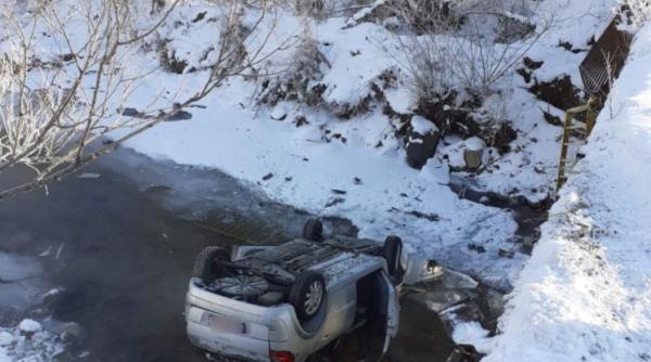 Un automobil, cu patru români, a plonjat într-un râu, în județul Cluj